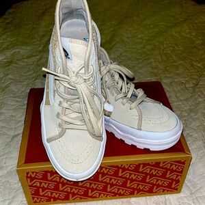 Big Kids or women Vans size 5. Worn very few times, in excellent condition.